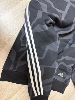 Sudadera Adidas con estampado