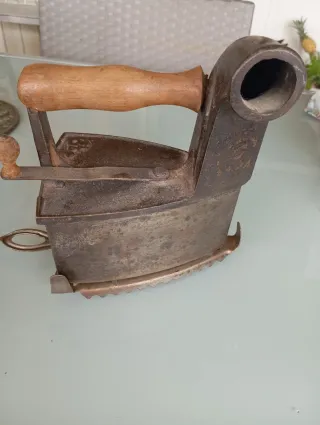 Plancha antigua de hierro con mango de madera