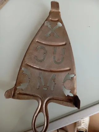 Plancha antigua de hierro con mango de madera