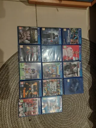 PS4 + 14 giochi + 3 controller + caricatore