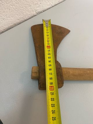 Antigua hacha de mano hierro y madera