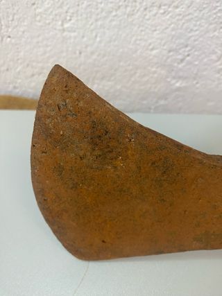 Antigua hacha de mano hierro y madera
