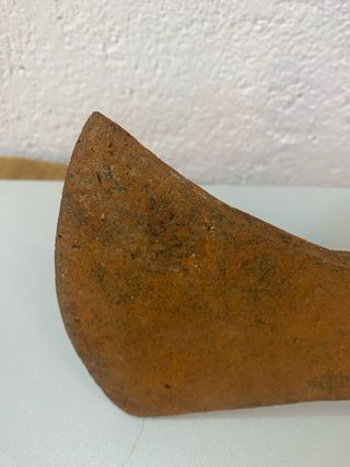 Antigua hacha de mano hierro y madera