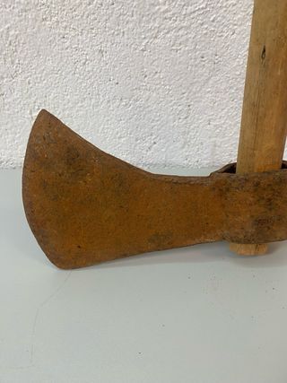 Antigua hacha de mano hierro y madera