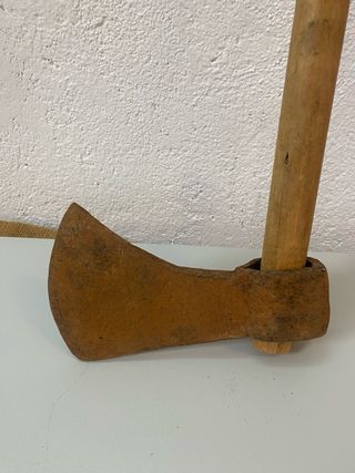 Antigua hacha de mano hierro y madera