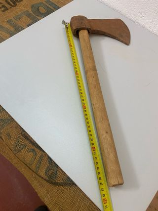 Antigua hacha de mano hierro y madera