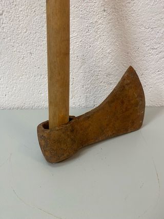 Antigua hacha de mano hierro y madera