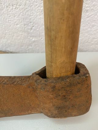 Antigua hacha de mano hierro y madera