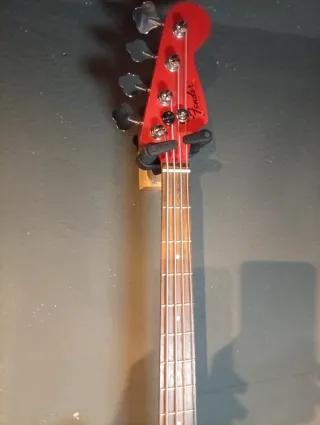 Bajo Fender Squier 90s Rojo