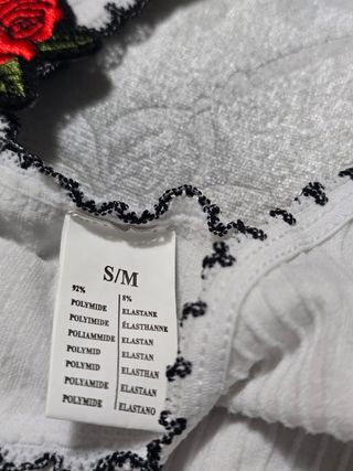 DOS CAMISETAS Y UNA FALDA. TALLA S/M