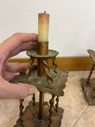 Set di 2 candelabri in metallo antico