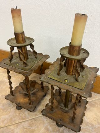 Set di 2 candelabri in metallo antico