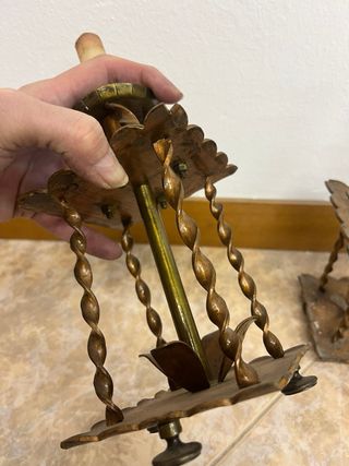 Set di 2 candelabri in metallo antico