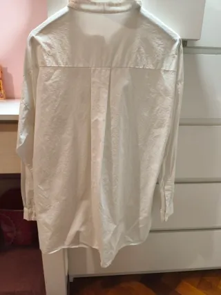 Camisa blanca con parches divertidos