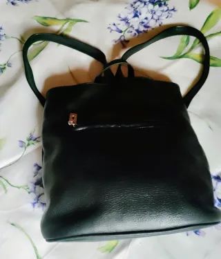 Bolso mochila de piel negro. Piel auténtica.