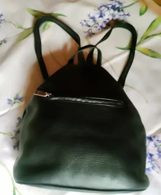 Bolso mochila de piel negro. Piel auténtica.