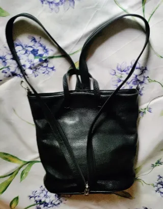 Bolso mochila de piel negro. Piel auténtica.