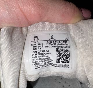 Jordan con plataforma negras y blancas.