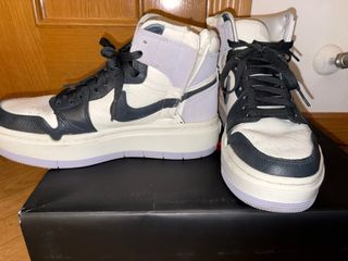 Jordan con plataforma negras y blancas.