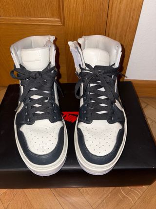 Jordan con plataforma negras y blancas.