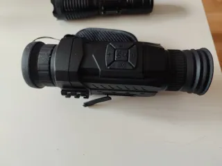 Visor Nocturno y Linterna Táctica