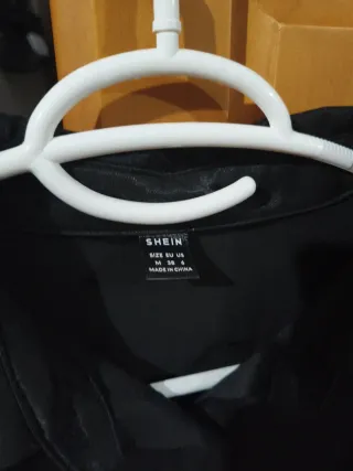 Camisa negra de botones