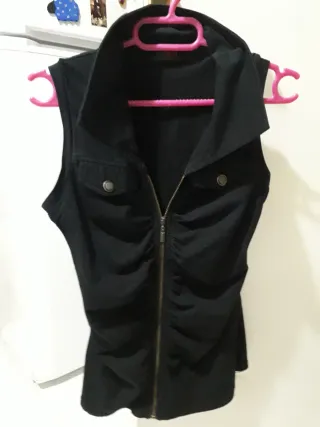 Camiseta negra sin mangas con cremallera