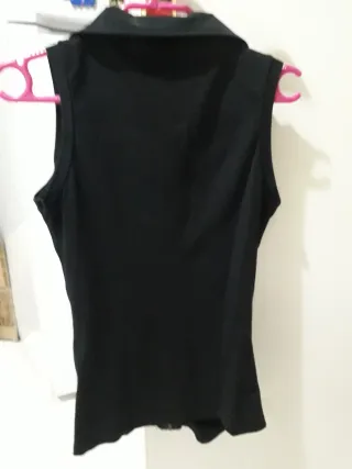 Camiseta negra sin mangas con cremallera