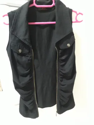 Camiseta negra sin mangas con cremallera