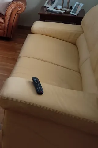 2 Sofás de Piel Beige de 3 Plazas cada uno
