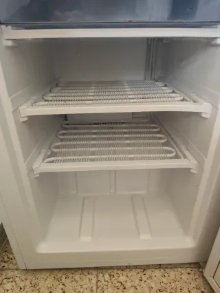 Congelador Vertical KUNFT KUF9126 WH