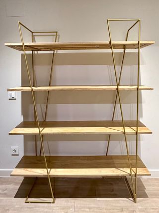 Estantería madera y metal dorada