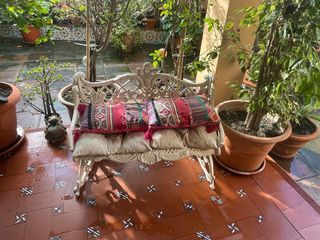 Banco de jardín blanco y multicolor