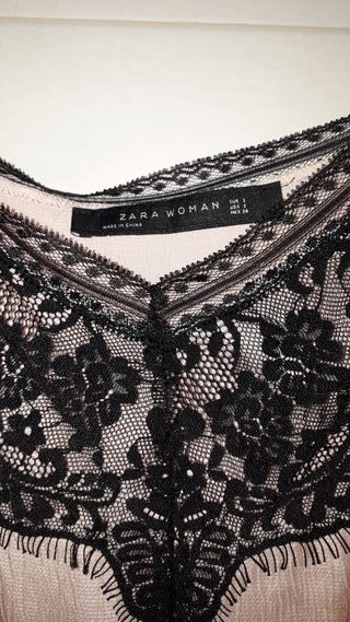 Top Zara encaje negro y rosa satinado Talla S