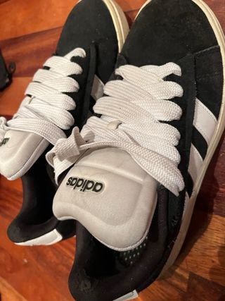 Zapatillas Adidas Negras y Blancas