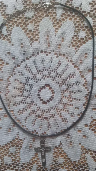 Colgante Cruz Plateada, Cordón Negro Fotos