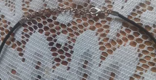 Colgante Cruz Plateada, Cordón Negro Fotos