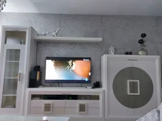 Mueble de salón blanco y gris