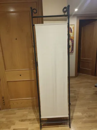 Biombo de forja y tela beige.
