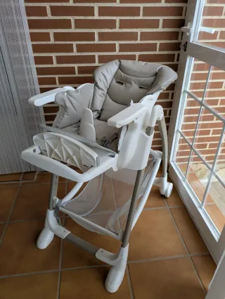 Como nueva. Trona CAM gris y blanca