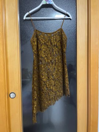 Vestido asimétrico encaje Zara