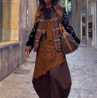 Vestido asimétrico encaje Zara