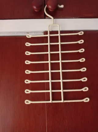 Colgador de corbatas blanco