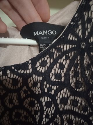 Vestido negro elegante de detalles con encaje