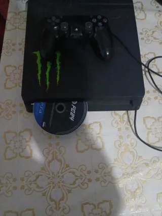 PS4 (PlayStation 4) Negra con Mando