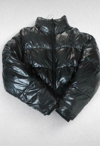 Chaqueta negra acolchada brillante