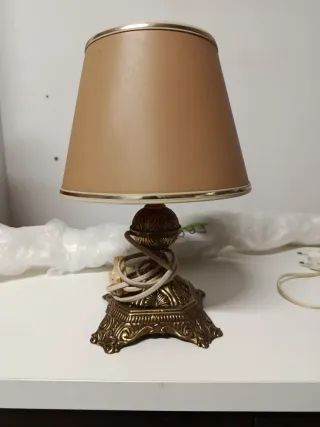 Lámpara de mesa dorada y marrón.