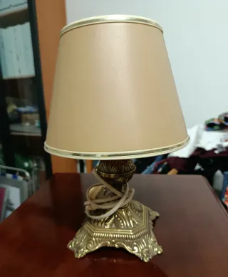Lámpara de mesa dorada y marrón.