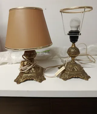 Lámpara de mesa dorada y marrón.