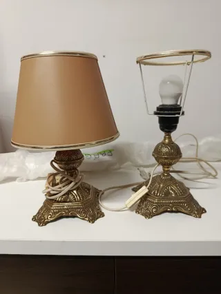 Lámpara de mesa dorada y marrón.